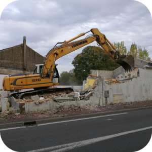 La démolition partielle ou complète d’un bâtiment fait partie de nos services. Nous avons notre propre matériel et engins pour ce genre d’opération. Nous pouvons nous déplacer aux alentours de Saint-Gilles-Croix-de-Vie, Saint-Jean-de-Monts, Challans ou Noirmoutier.